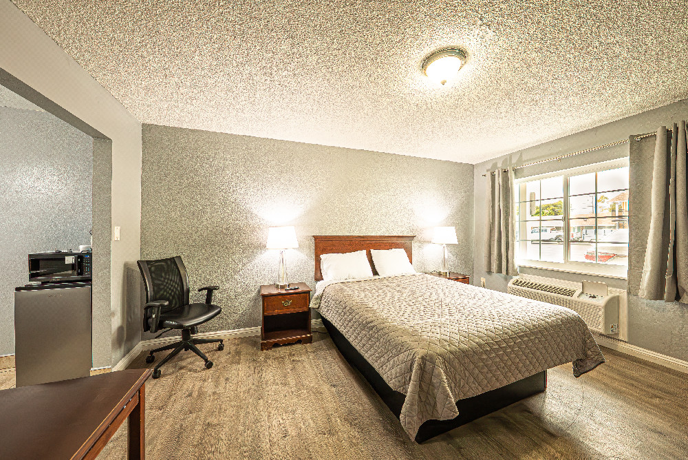1 Queen Bed